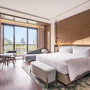 Deluxe Garden-View King Room