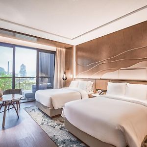 Deluxe Garden-View Twin Room